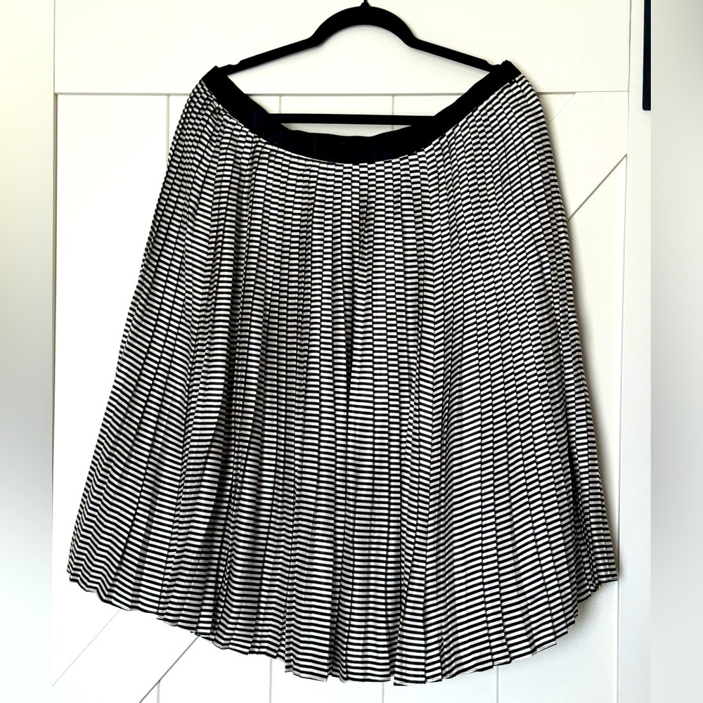 Canvas by Land’s End pleat black and white midi skirt